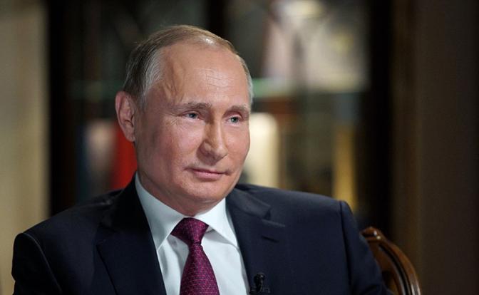 На фото: президент РФ Владимир Путин во время интервью