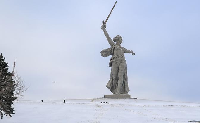 Записавшую оскорбительное видео на Мамаевом кургане девушку доставили в Волгоград