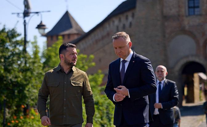 На фото (слева направо): президенты Украины и Польши Владимир Зеленский и Анджей Дуда во время посещения Львовской и Волынской областей.
