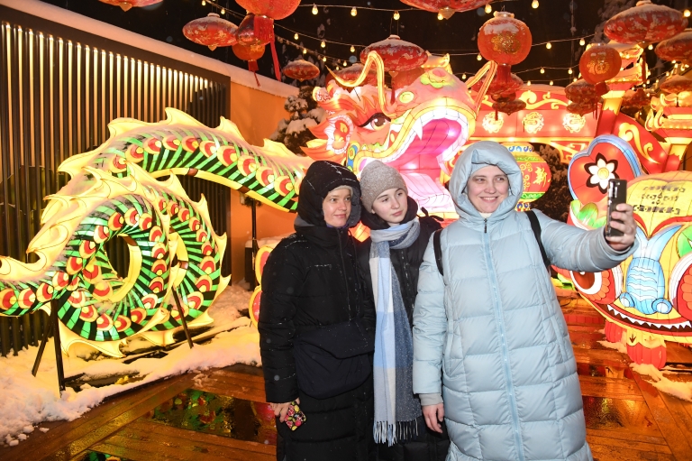На фото: уличная инсталляция для празднования китайского Нового года