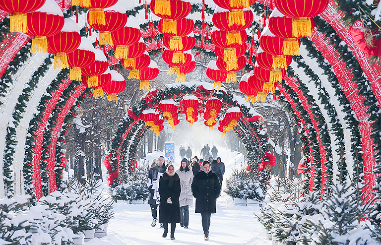 На фото: подготовка к празднованию Нового года по китайскому календарю на Тверском бульваре
