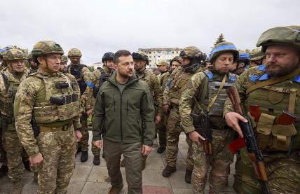На фото: президент Украины Владимир Зеленский (в центре) и новый главнокомандующий ВСУ Александр Сырский.