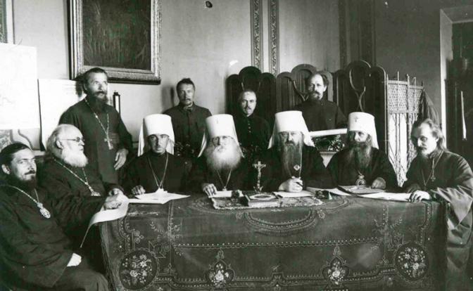 Заседание обновленческого Священного Синода. 1926 год. Сидят: Георгий Жук, Георгий Добронравов, Александр Введенский, Вениамин (Муратовский), Серафим (Руженцев), Алексий (Баженов) и «протопресвитер» Павел Красотин.
