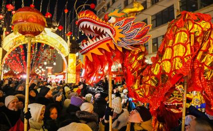 На фото: посетители на фестивале "Китайский Новый год в Москве" во время торжественного открытия мероприятия в Камергерском переулке.