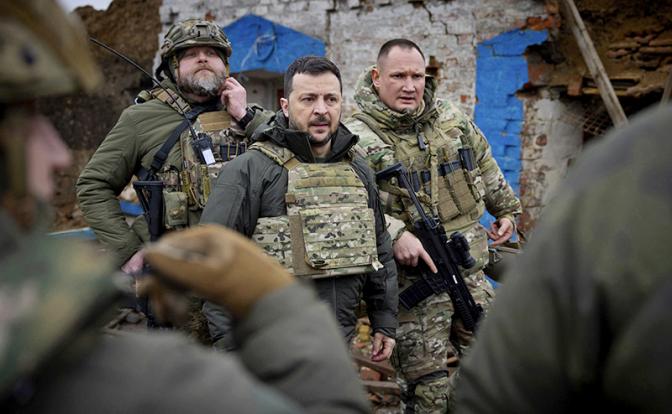 На фото (в центре): президент Украины Владимир Зеленский.