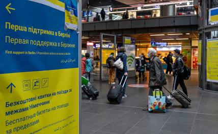 На фото: 1плакат с информацией для беженцев, прибывающих из Украины, в вестибюле главного железнодорожного вокзала в Берлине, Германия.