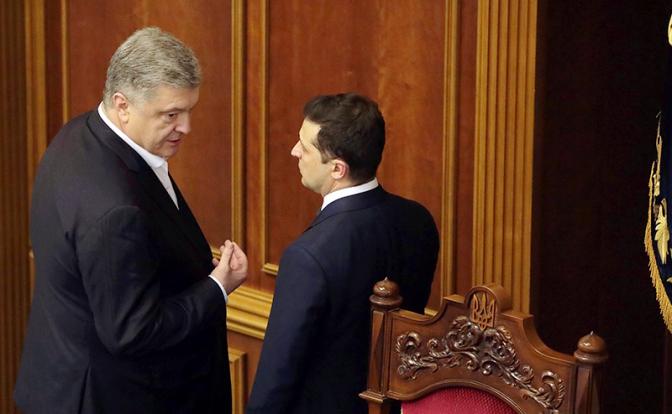 На фото: президент Украины Владимир Зеленский и народный депутат Петр Порошенко беседуют во время заседания украинского парламента в Киеве, столице Украины, 2020 год.