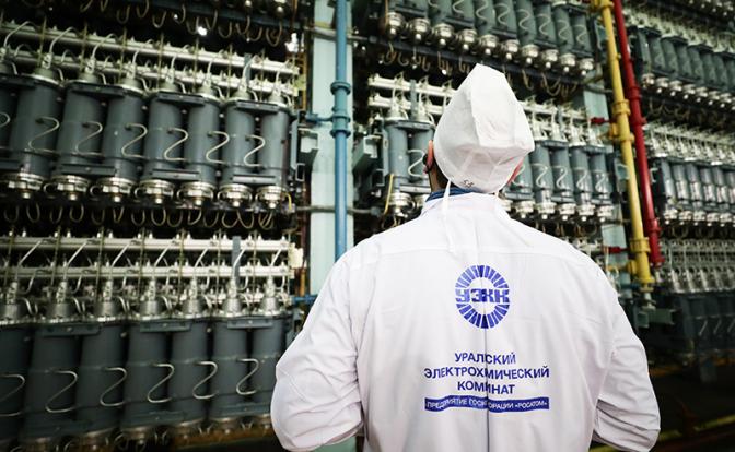 На фото: газовые центрифуги в технологическом цехе №53 по разделению (обогощению) урана на территории Уральского электрохимического комбината. АО "УЭХК" - крупнейшее в мире предприятие по обогащению урана.