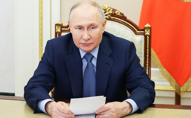 На фото: президент РФ Владимир Путин во время совещания по экономическим вопросам