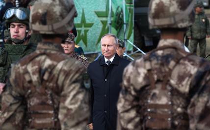 На фото: президент РФ Владимир Путин (в центре)