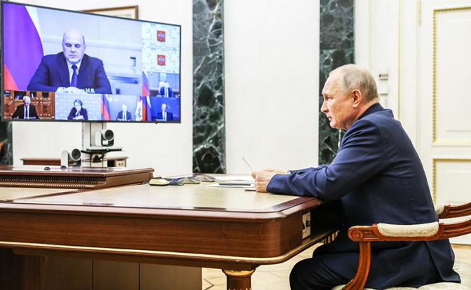 На фото: президент РФ Владимир Путин во время совещания по экономическим вопросам в режиме видеоконференции в Кремле.