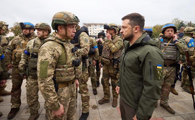 На фото (слева направо): главнокомандующий Вооруженными силами Украины Александр Сырский и президент Украины Владимир Зеленский.