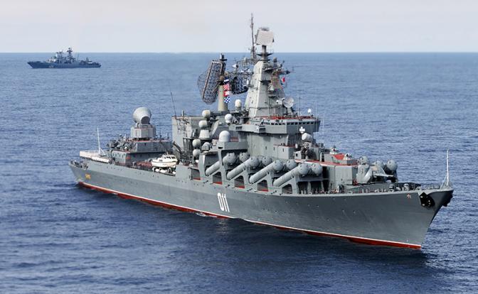 На фото: гвардейский ракетный крейсер "Варяг"