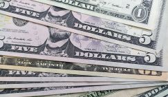 Курс доллара резко упал в конце торгов на Мосбирже