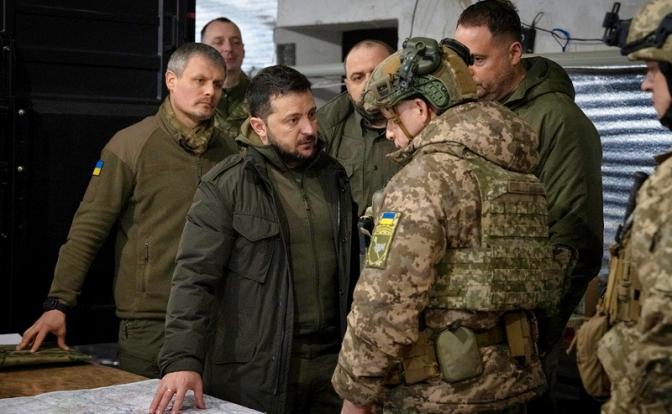 На фото: президент Украины Владимир Зеленский и командующий ВСУ генерал-полковник Александр Сырский (справа)