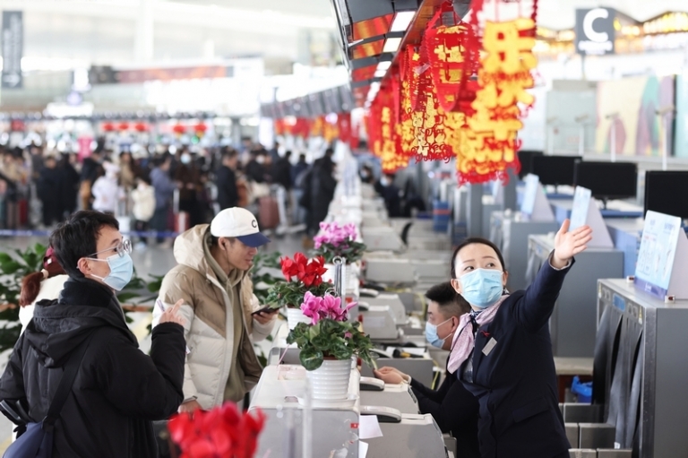 На фото: пассажиры в международном аэропорту Нанкин Лукоу во время туристического ажиотажа в связи с празднованием Весеннего фестиваля, Нанкин, провинция Цзянсу, Китай.