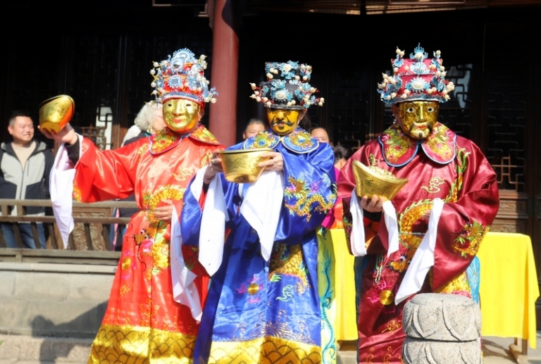 На фото: артисты, одетые в костюмы китайского бога богатства, принимают участие в параде в пятый день праздника Весны 14 февраля 2024 года в Сучжоу, провинция Цзянсу, Китай.