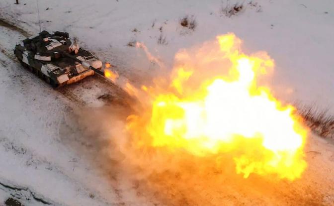 На фото: российский танк Т-80У