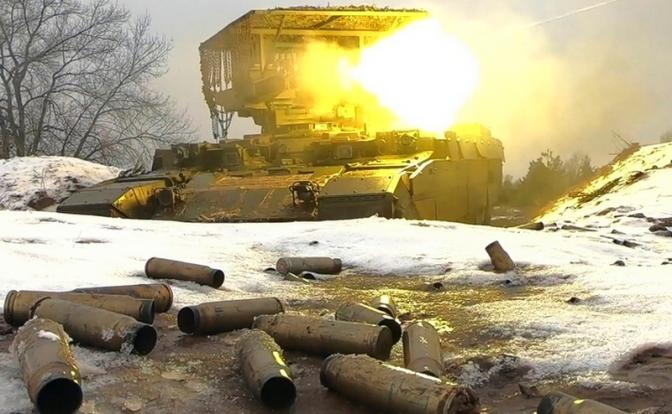 На фото: во время работы боевой машины поддержки танков БМПТ "Терминатор"
