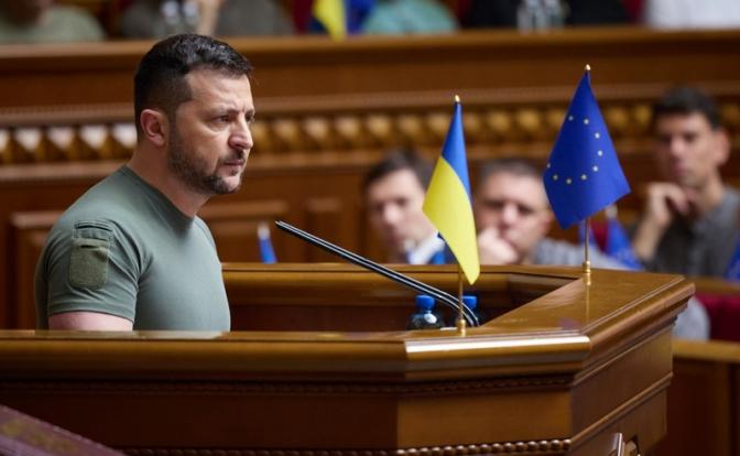 На фото: президент Украины Владимир Зеленский во время выступления с речью в Верховной Раде