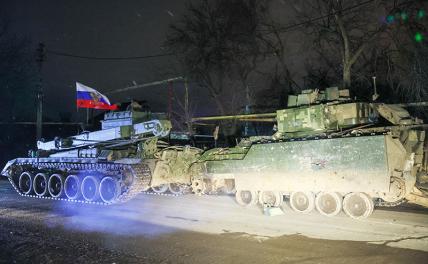 На фото: трофейная боевая машина пехоты (БМП) "Брэдли" (Bradley) Вооруженных сил Украины из Авдеевки во время буксировки.