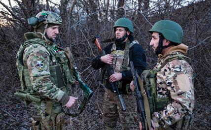 На фото: командир спецподразделения "Ахмат" Апти Алаудинов (слева) во время инспектирования позиций своих подчиненных в зоне проведения специальной военной операции.
