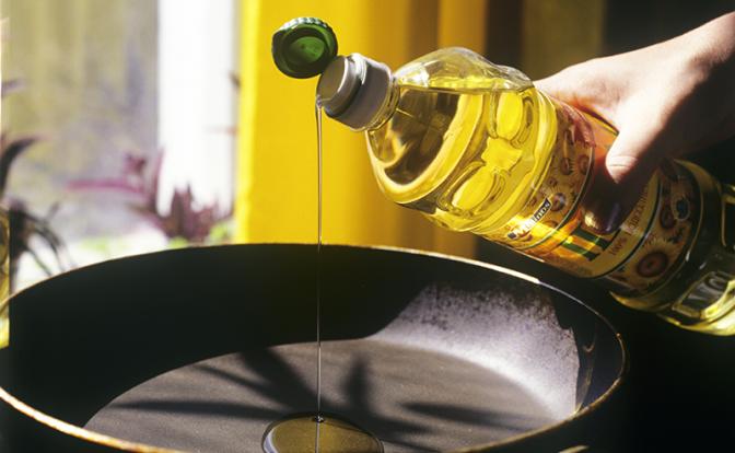 Российские ученые объяснили, может ли сковородка или кухонная доска навредить человеку