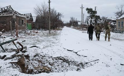 На фото: военнослужащие у разрушенных домов в Авдеевке