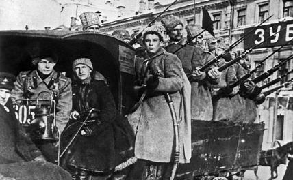 На фото: солдаты 2-й Запасной автомобильной ротына Страстной площади, приветствующие отречение императора Николая II, 1917