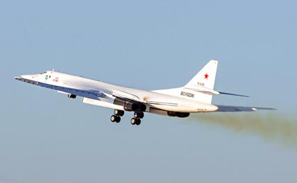 На фото: стратегический ракетоносец Ту-160М во время полета президента России Владимира Путина.