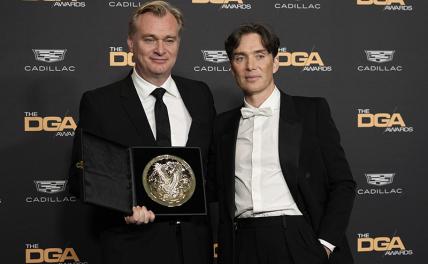 На фото: режиссер Кристофер Нолан, получивший награду в номинации "Лучший режиссер" за фильм "Оппенгеймер", и актер Киллиан Мёрфи на 76-й церемонии вручения премии Гильдии режиссёров Америки.