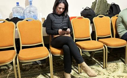 На фото: глава МИД Германии Анналена Бербок, которая сидит в укрытии во время своего визита в Одессу.