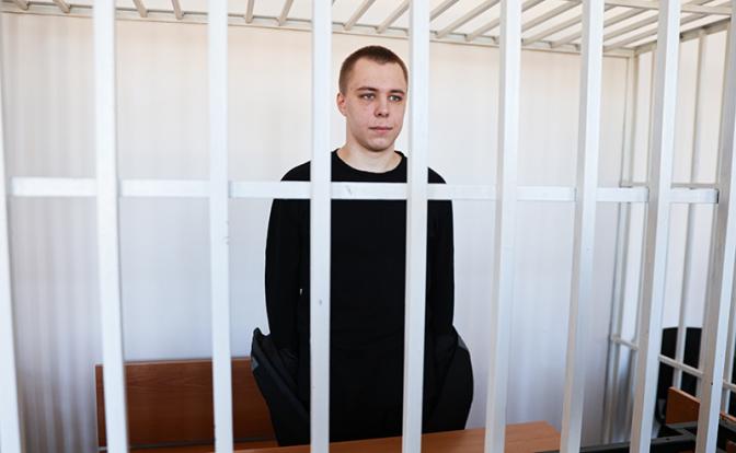 На фото: обвиняемый в сожжении Корана Никита Журавель