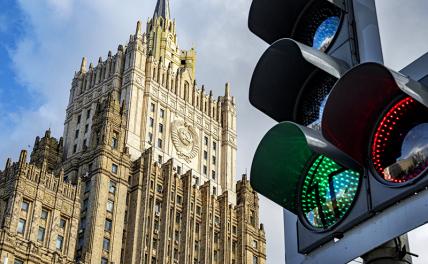 На фото: здание МИД РФ в Москве.