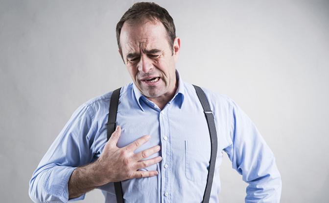 Кардиолог рассказал, на что указывают давящая боль и жжение в груди