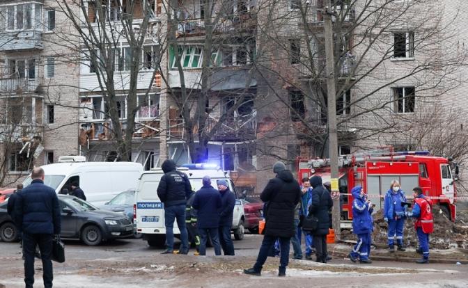 На фото: сотрудники экстренных служб у жилого дома, пострадавшего в результате результате чрезвычайного происшествия. ЧП произошло в жилом доме в Красногвардейском районе Санкт-Петербурга.