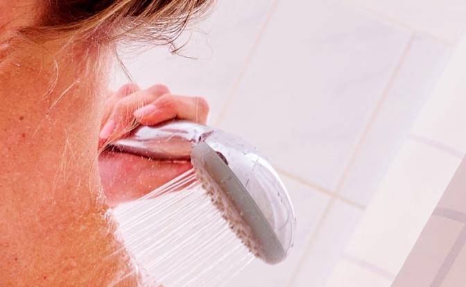 Врач предупредил о вреде частого приёма душа