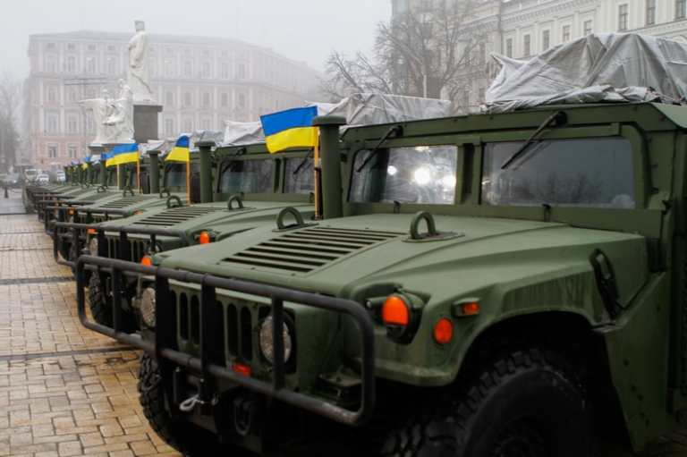 На фото: американские армейские вездеходы HMMWV (Humvee), переданные в Вооруженные силы Украины. Передача военной техники приурочена к 30-й годовщине образования Вооруженных сил Украины, 2021 год.