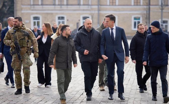 На фото: президент Украины Владимир Зеленский (слева), премьер-министр Нидерландов Марк Рютте (второй справа) во время встречи.