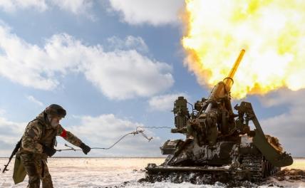 На фото: военнослужащий Центрального военного округа (ЦВО) во время боевой работы расчета самоходной артиллерийской установки (САУ) "Малка" в зоне проведения специальной военной операции.