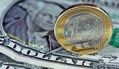 Эксперт сказал, стоит ли вкладываться в доллары и евро