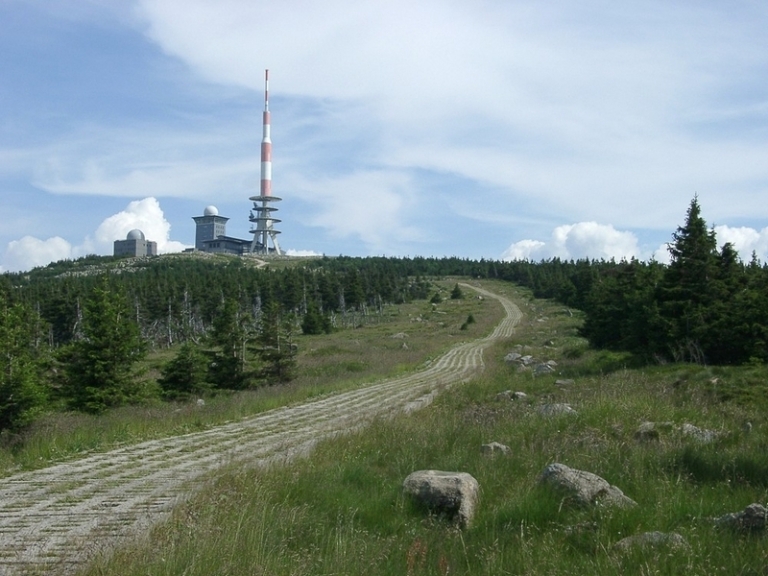 На фото: радиолокационная станция на горе Броккен, самой высокой точке Гарца.
