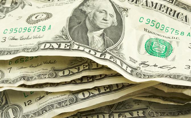 Эксперт назвал банальную и сложную причины снижения курса доллара