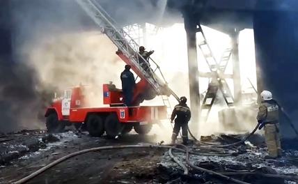На фото: тушение пожара в здании котельной на ТЭЦ.