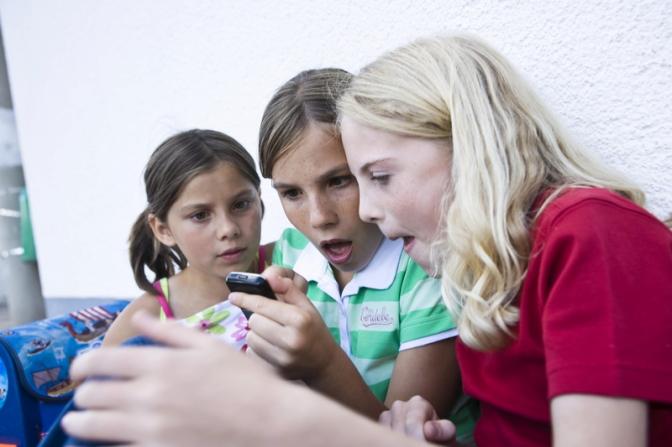 Мошенники выманивают у школьниц фотографии в обмен на валюту в Roblox