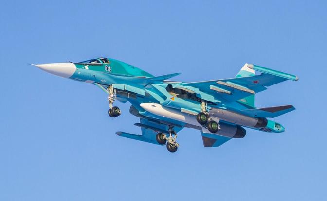 На фото: экипажи сверхзвуковых истребителей Су-34 ВКС России несут удары авиабомбами ФАБ-500