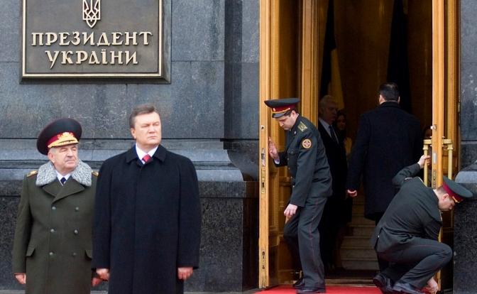 На фото: начальник генштаба Украины Иван Свида и новоизбранный президент Украины Виктор Янукович (слева направо) во время торжественного марша войск в рамках церемонии инаугурации нового президента страны, 2010 год.