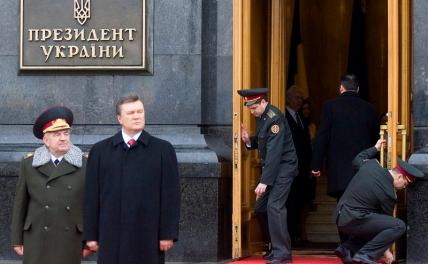На фото: начальник генштаба Украины Иван Свида и новоизбранный президент Украины Виктор Янукович (слева направо) во время торжественного марша войск в рамках церемонии инаугурации нового президента страны, 2010 год.