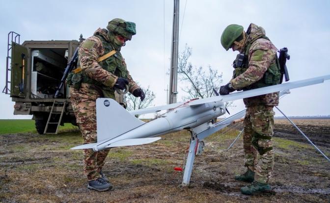 На фото: военнослужащие во время совместной работы многофункционального беспилотного комплекса "Орлан-10" и самоходной гаубицы "Мста-С" в зоне проведения специальной военной операции