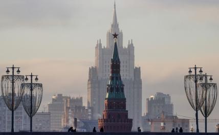 На фото: вид на Министерство иностранных дел и Кремлевскую башню в Москве